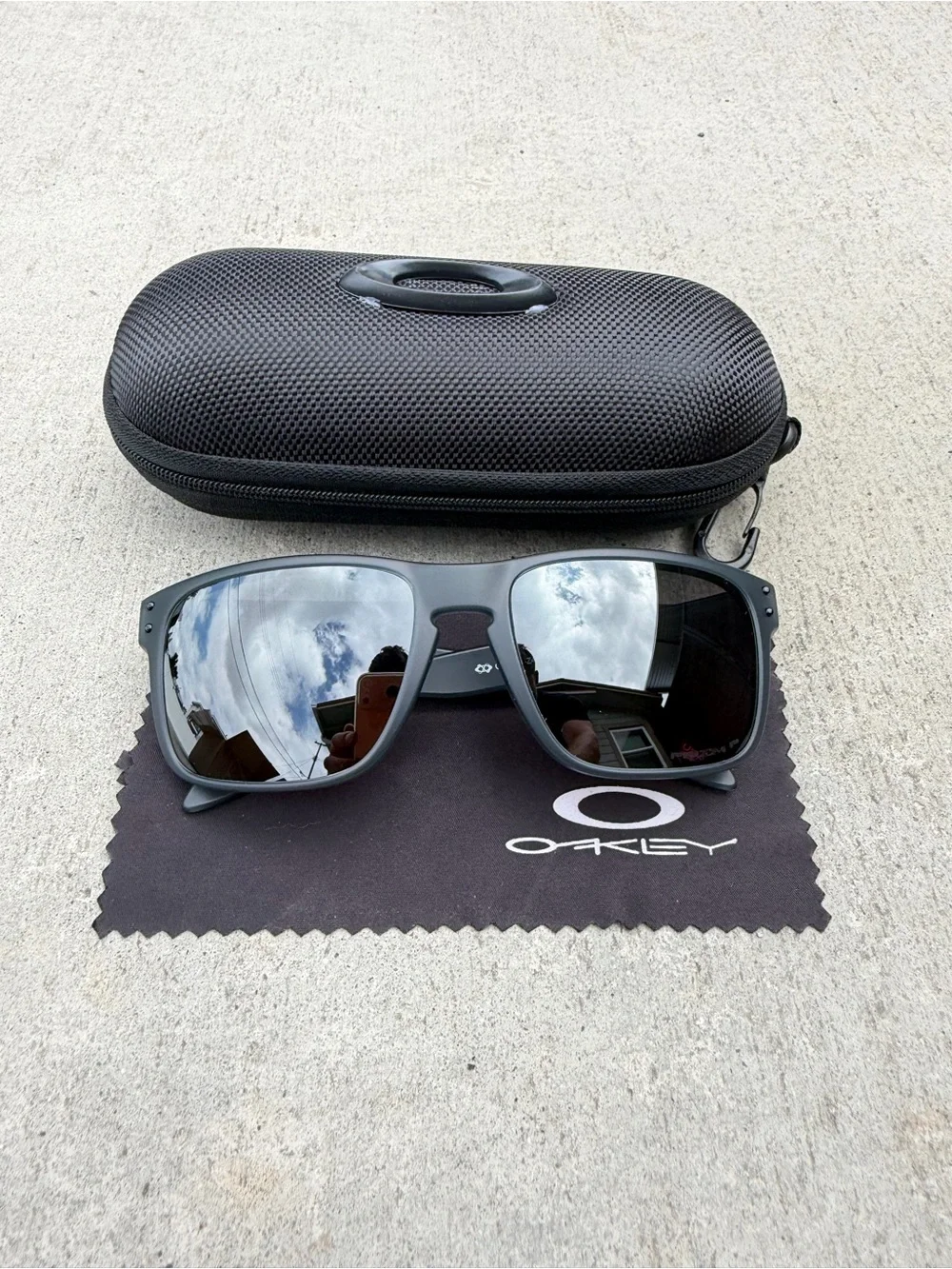 Oakley Holbrook Sunglasses Black Prizm Polarized Lens Matte Black Frame